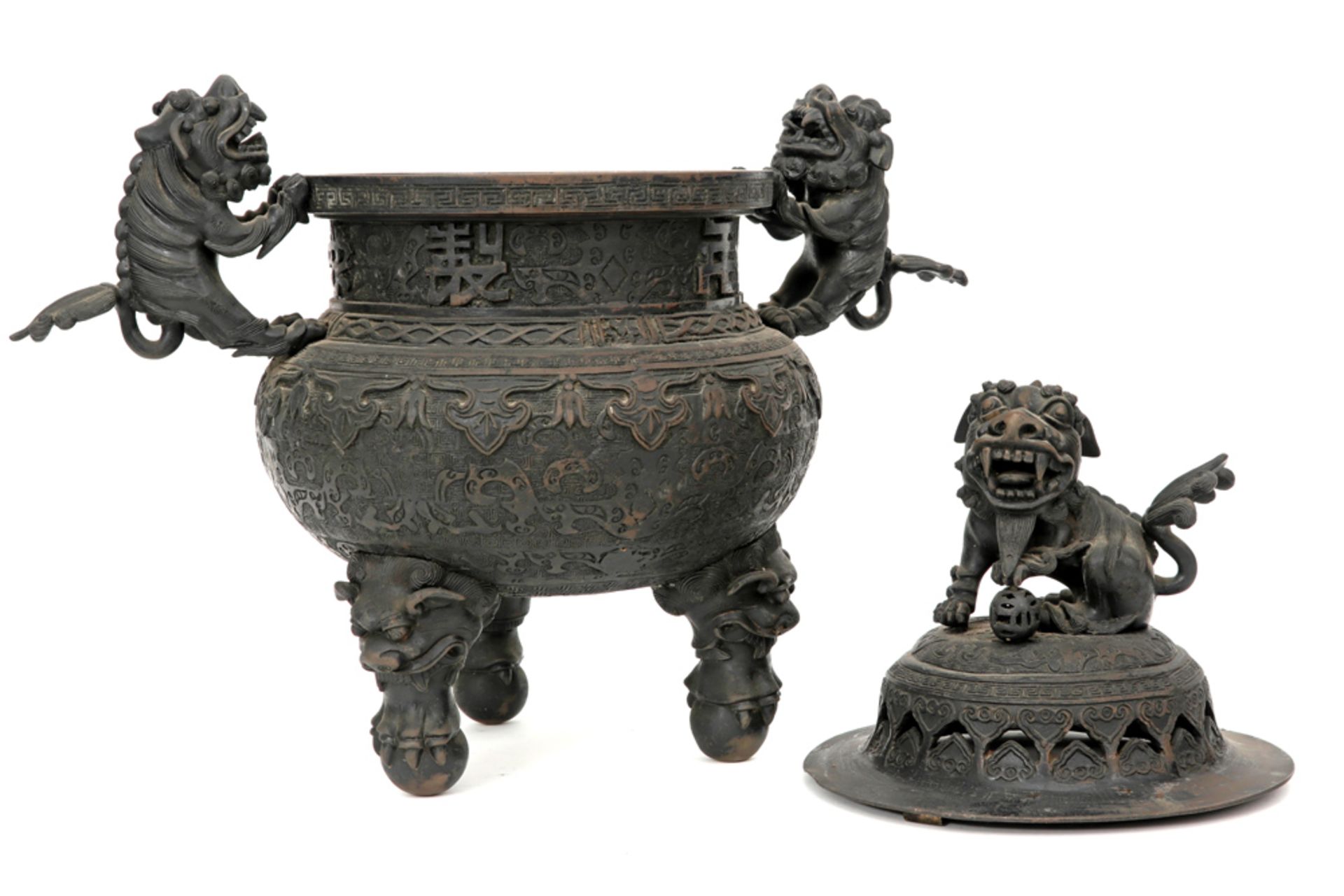 antique Chinese bronze incense burner with its lid with a temple lion || Antieke Chinese brûle- - Image 4 of 6