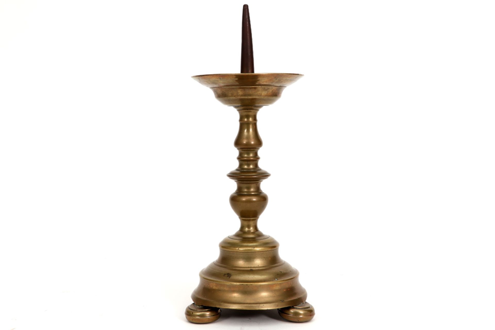 16th Cent. Flemish candlestick in brass with invoice dd 1994 || Zestiende eeuwse Vlaamse kandelaar