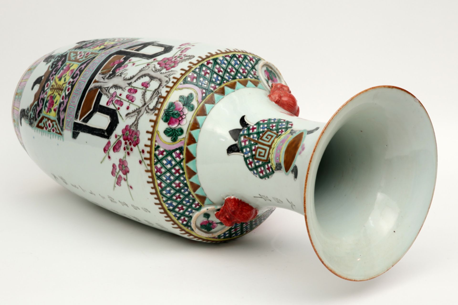 antique Chinese vase in porcelain with polychrome decor || Antieke Chinese vaas in porselein met een - Image 5 of 6