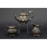 3pc Regency style teaset in marked silver || Driedelig theestel met Regency-vorm en -ornamentiek