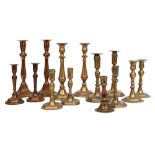 fourteen antique candlesticks in brass (mostly pairs) || Lot van 14 antieke (18° - 19° eeuw)