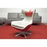 design armchair in red and grey leahter on a swivel base || Design fauteuil in rood en lichtgrijs