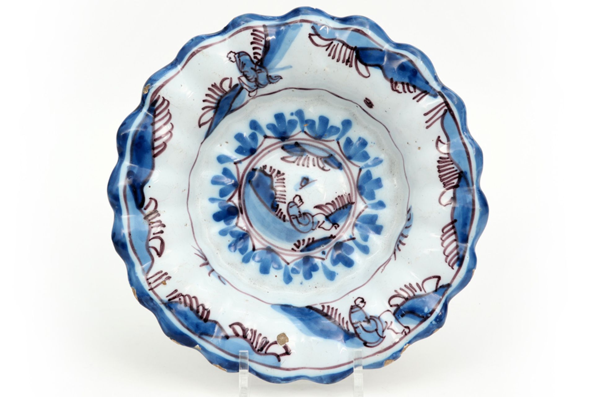 quite rare17th/18th Cent. dish in ceramic from Delft || Vrij zeldzaam zeventiende/achttiende eeuws