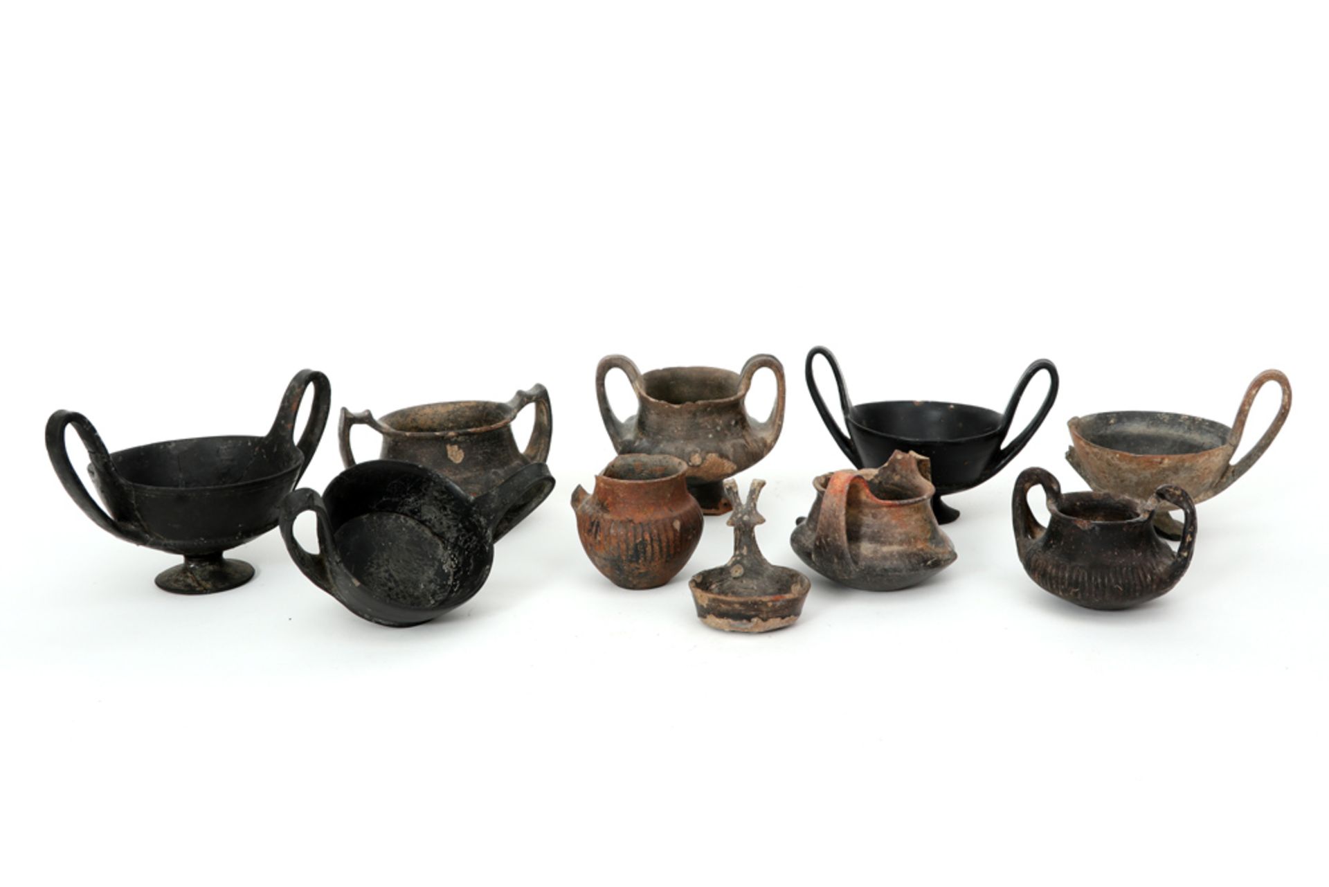 collection of ten antique Etruscan earthenware recipients || Collectie van tien antieke - Image 2 of 2