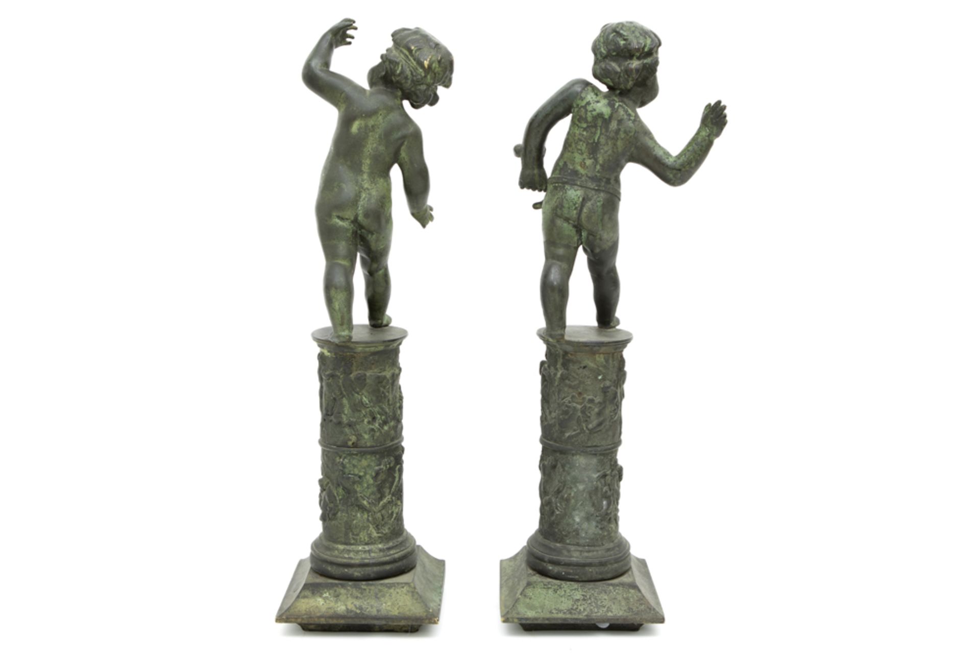 pair of antique garden sculptures in bronze with green patina each with a child, standing on a - Bild 3 aus 3