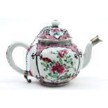18th Cent. Chinese tea pot in porcelain with 'Famille Rose' flower decor || Achttiende eeuwse