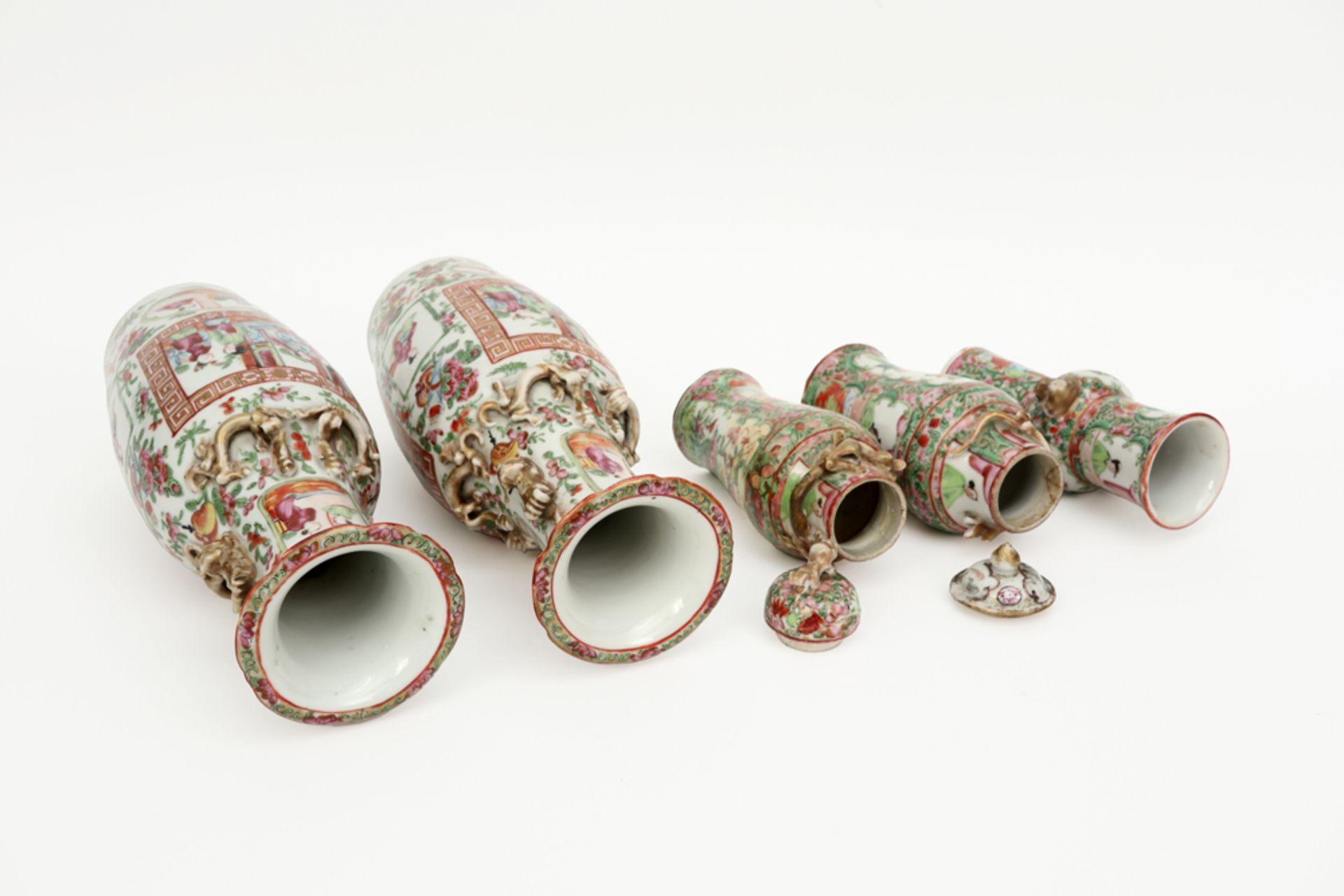 five pieces of antique Chinese porcelain with Cantonese decor amongst which a pair of vases || - Image 3 of 4