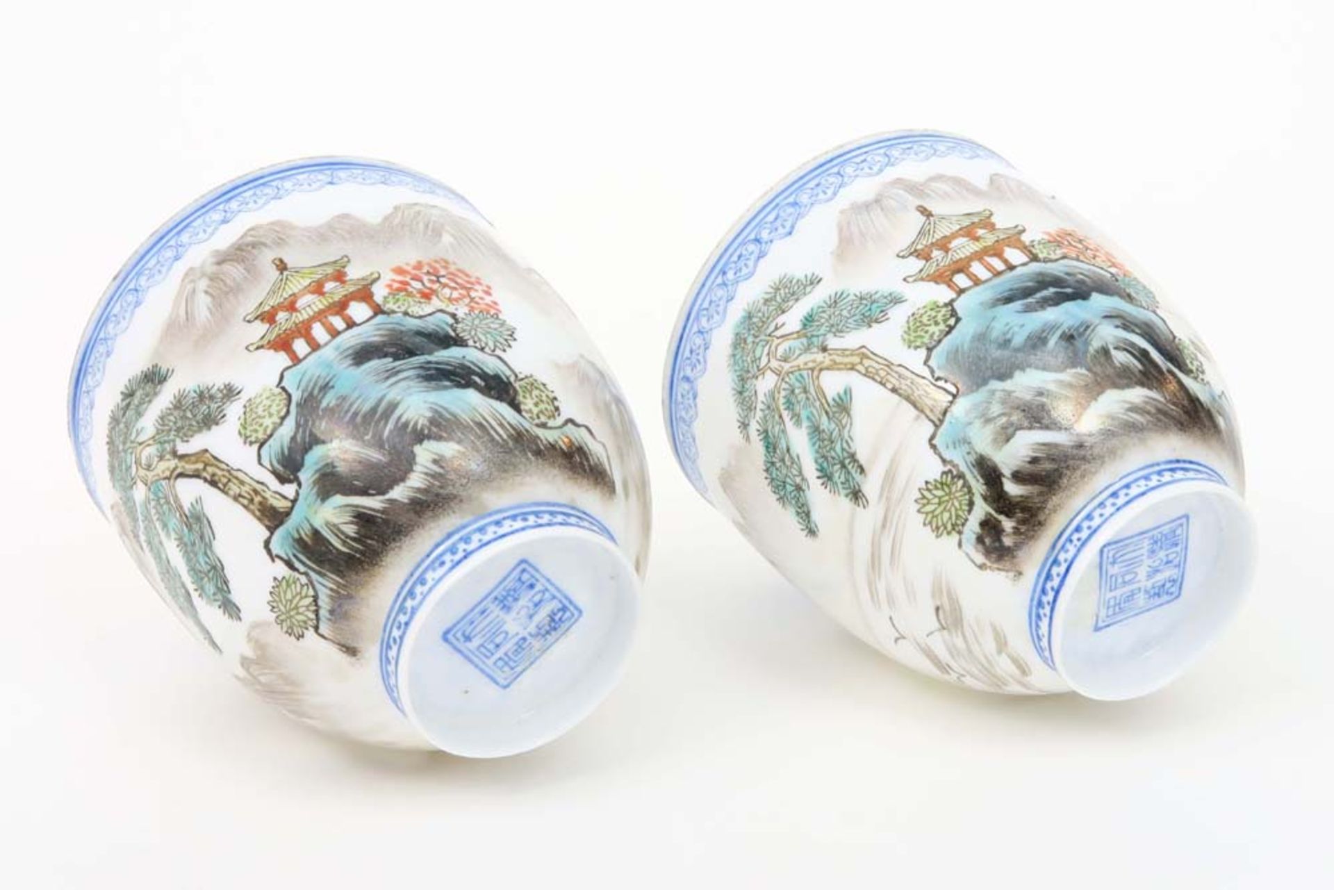 pair of Chinese cups in marked eggshell porcelain with polychrome landscape decor || Paar Chinese - Image 4 of 5