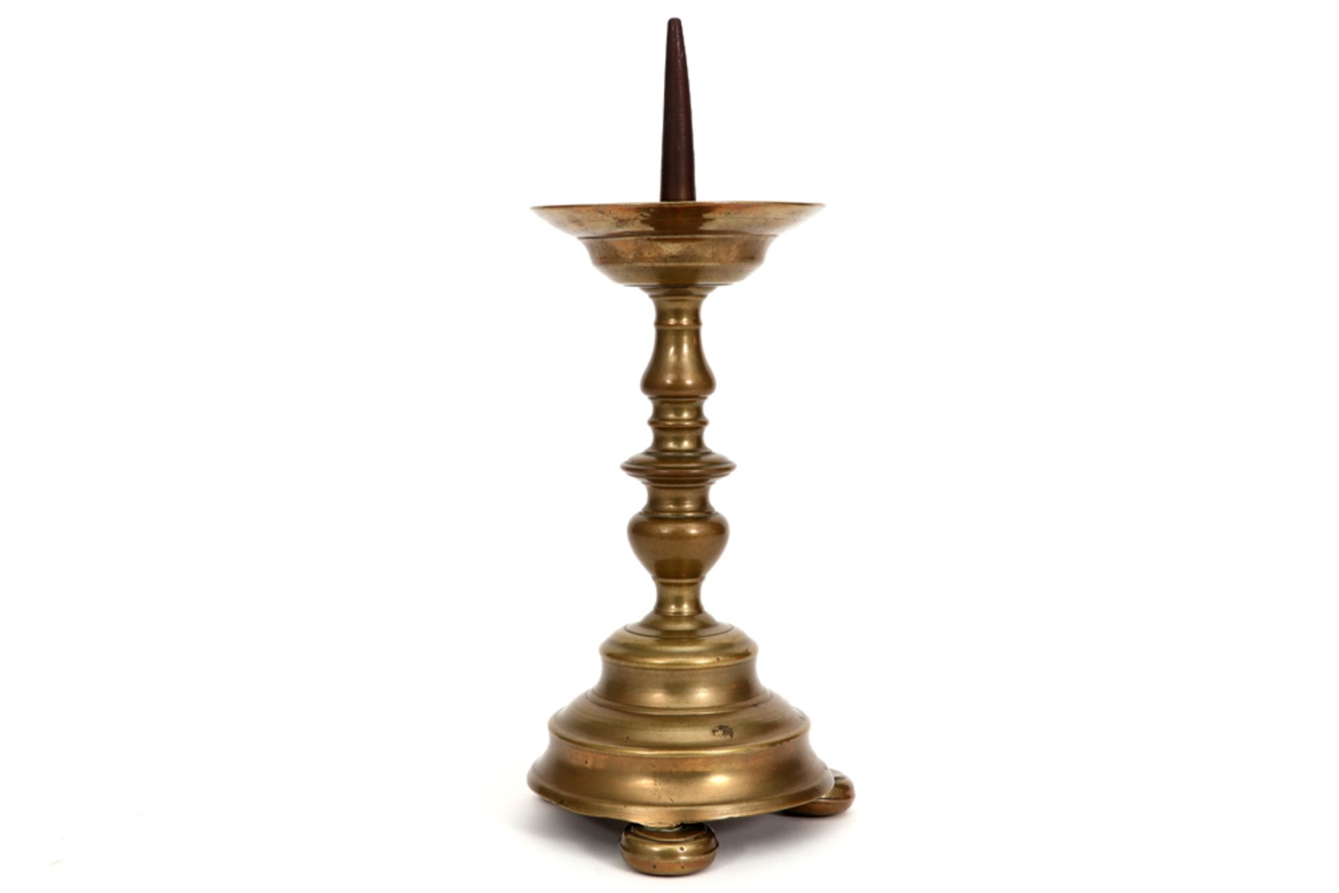 16th Cent. Flemish candlestick in brass with invoice dd 1994 || Zestiende eeuwse Vlaamse kandelaar - Image 2 of 4