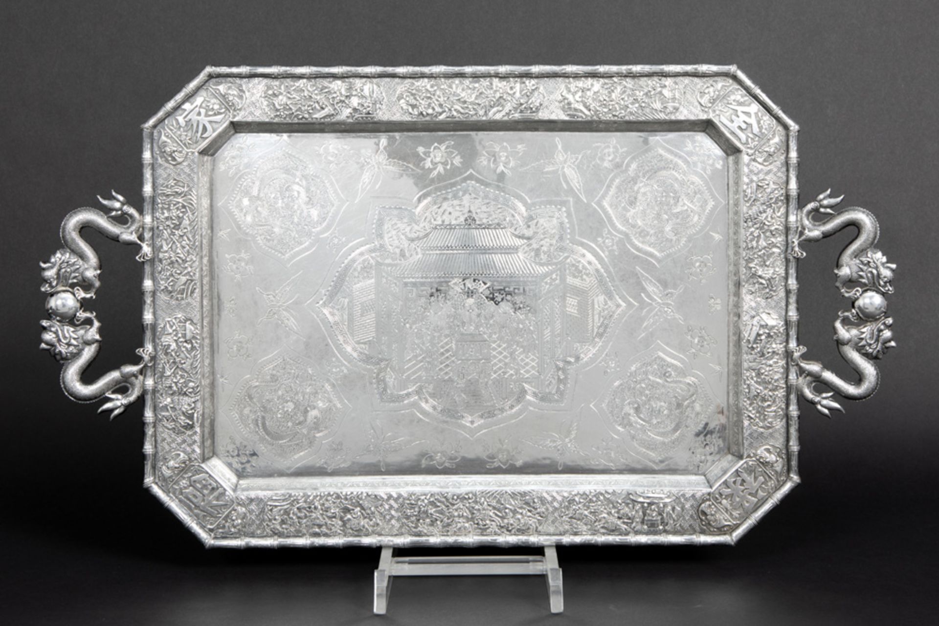 antique quite heavy Chinese (dinner)-tray in marked silver || Antieke vrij zware (3018 gram) Chinese