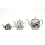 three Chinese teapots in porcelain || Lot van drie Chinese theepotten in porselein - hoogtes van 9