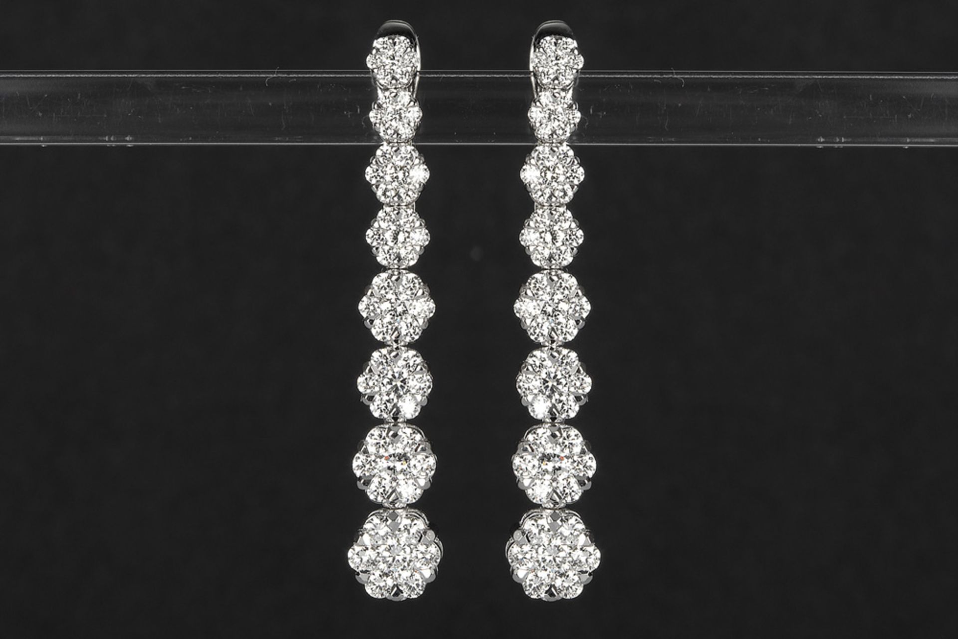 pair of earrings in white gold (18 carat) with at least 1,85 carat of very high quality brilliant