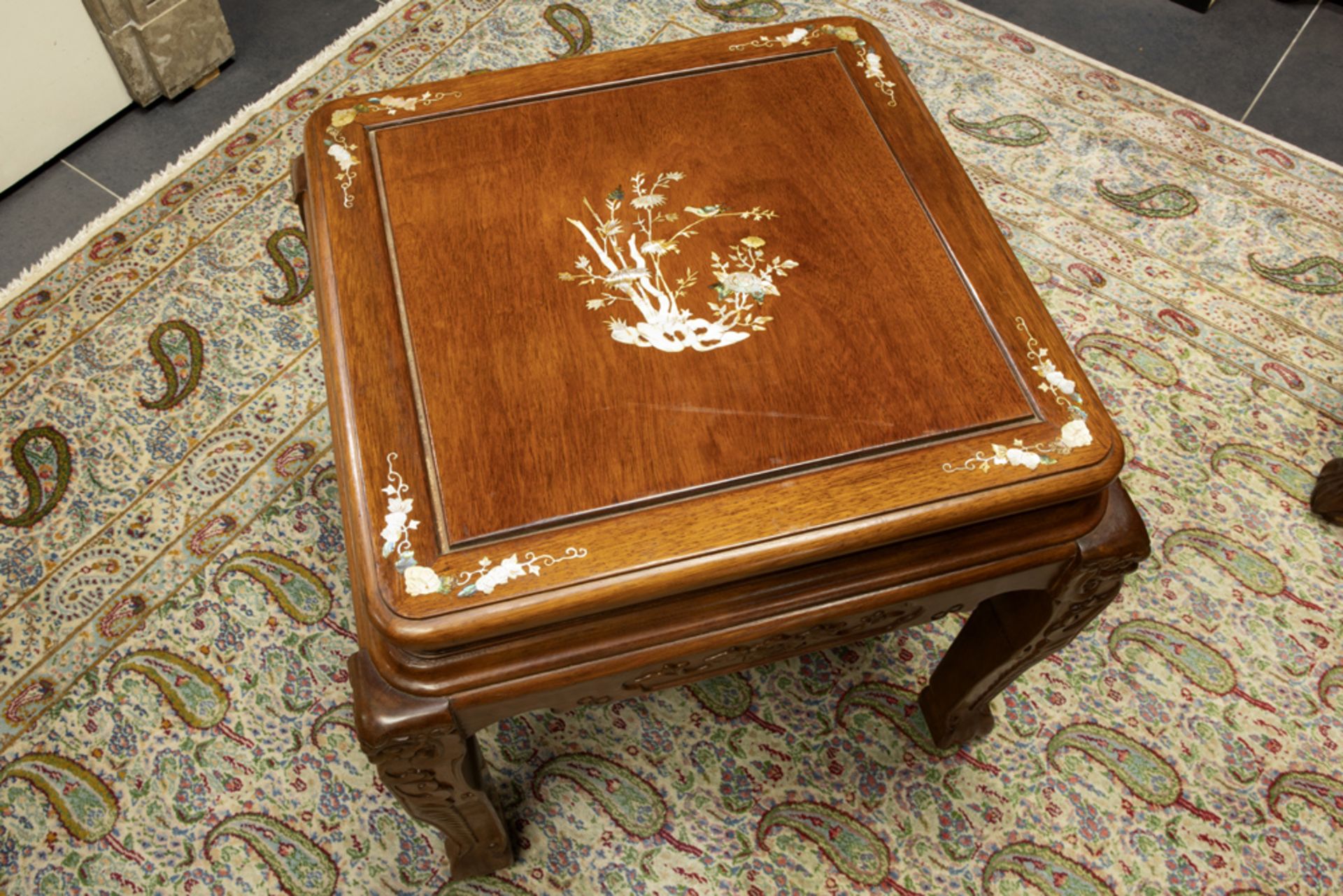 'Chinese' set of an armchair and occasional table in rose-wood with inlay in mother of pearl || ' - Bild 4 aus 4
