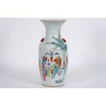 antique Chinese vase in porcelain with a polychrome decor with two children and ladies || Antieke