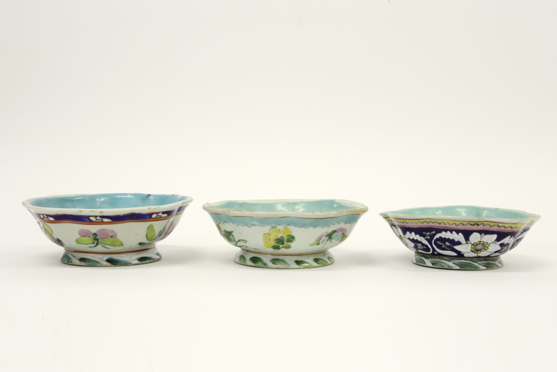 three antique Chinese bowls in porcelain with a polychrome decor||Lot van drie antieke Chinese