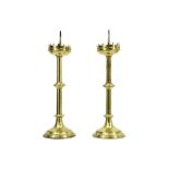 pair of 'antique' gothic revival style candelabra in brass||Paar 'antieke' neogotische