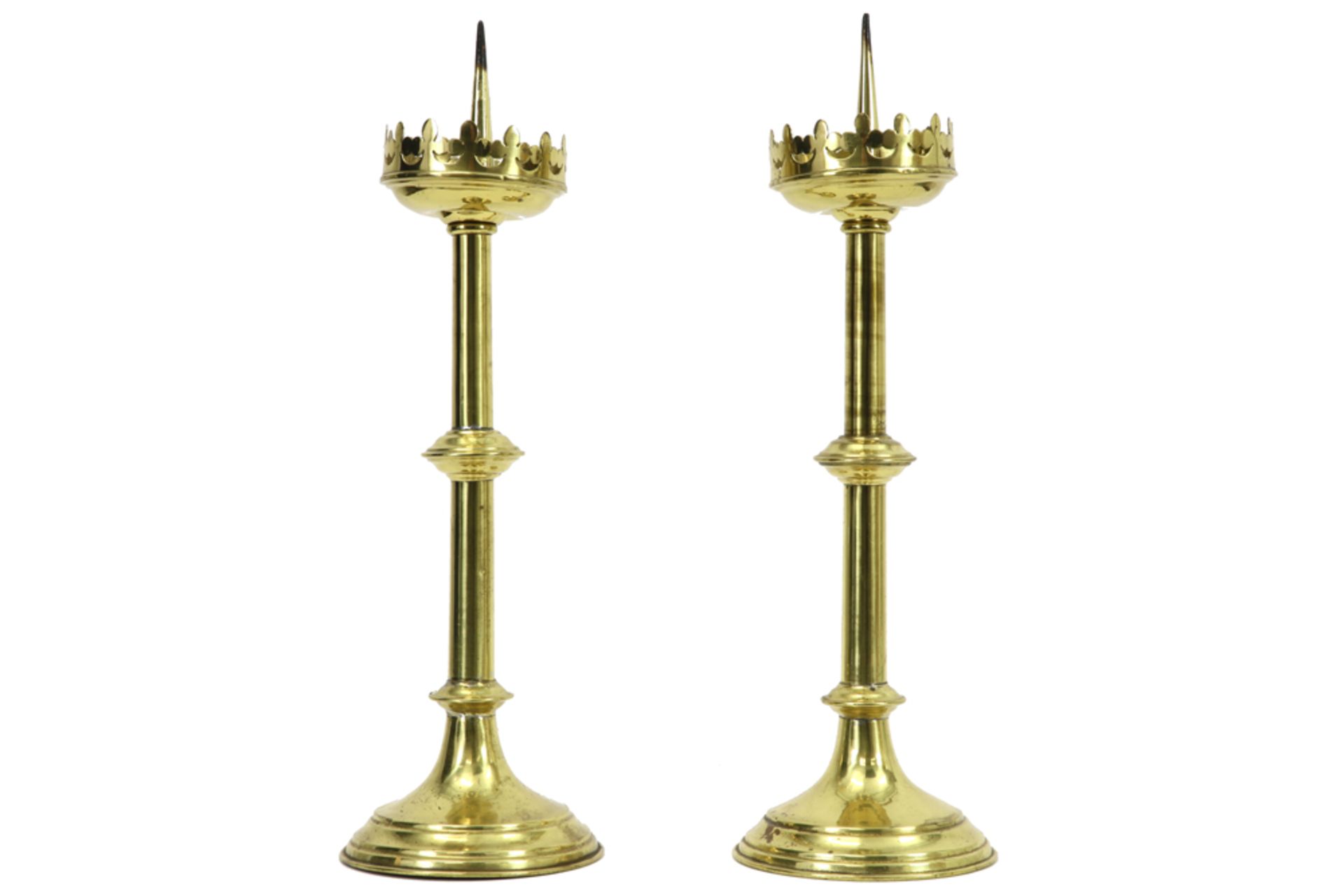 pair of 'antique' gothic revival style candelabra in brass||Paar 'antieke' neogotische