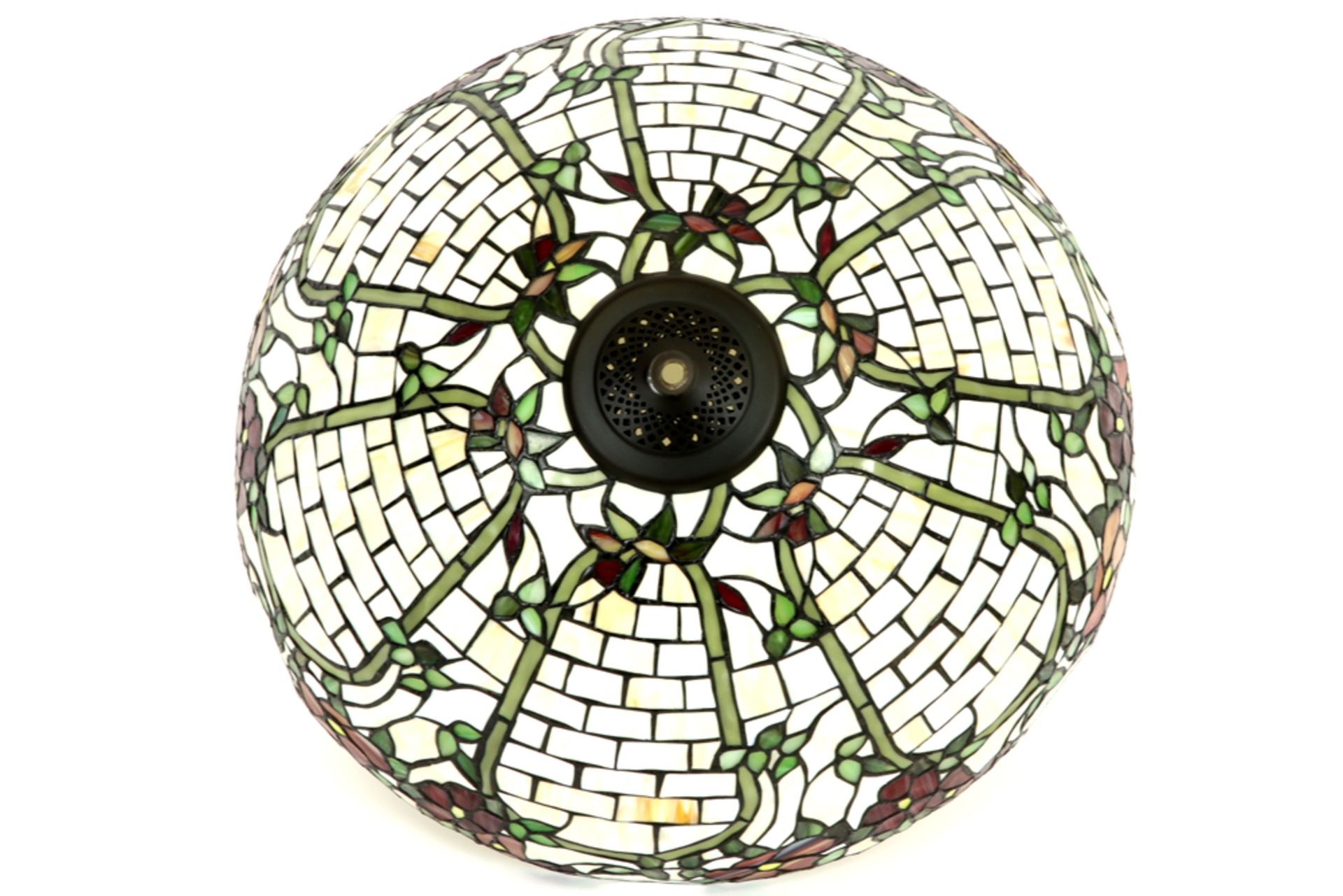 Tiffany style lamp with base in bronze and shade in glass-in-lead||Lamp in Tiffany-stijl met bronzen - Bild 3 aus 3
