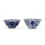 two small Chinese bowls in marked porcelain with a blue-white decor||Lot van twee Chinese bowls in