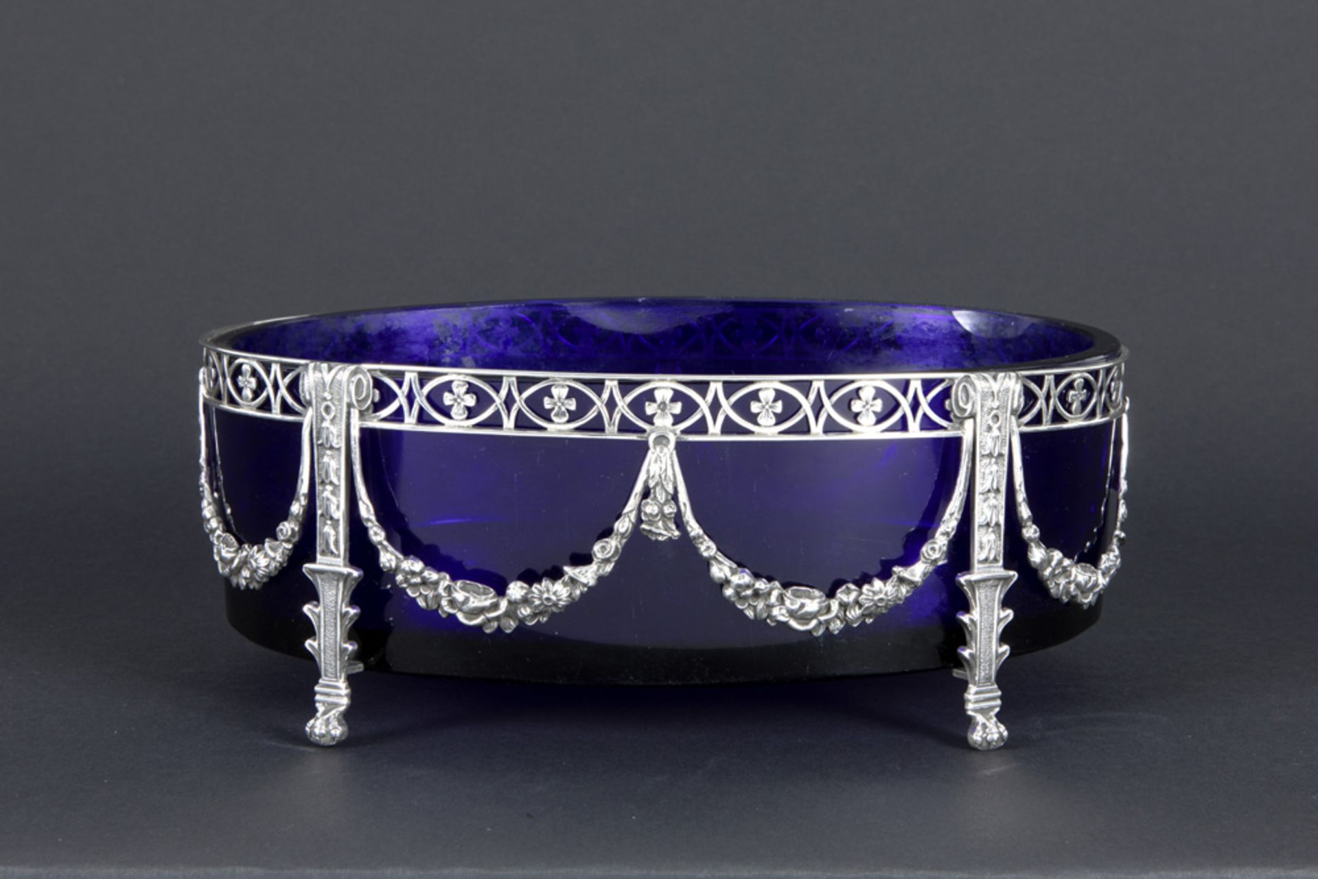 Dutch neoclassical oval centerpiece in blue glass with a mounting in marked silver||ZAANLANDSE - Image 3 of 4