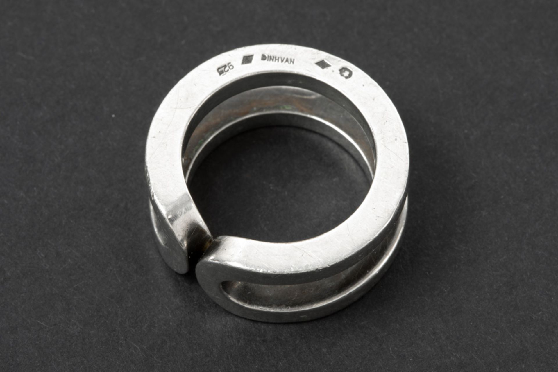Dinh Van signed ring in marked silver||DINH VAN designring met open bandvorm in gemerkt massief - Image 2 of 2