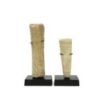 two Ancient Egyptian alabaster makeup bottles with remains of the period makeup||OUD-EGYPTE - ca