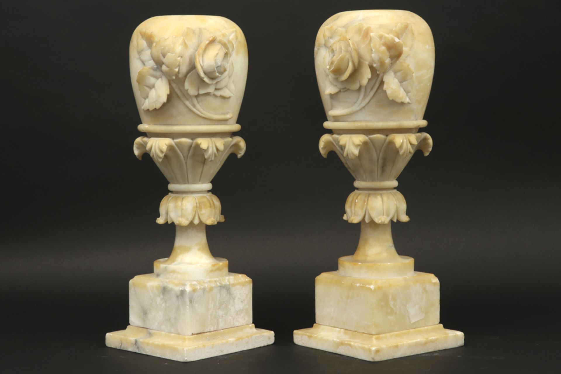 pair of alabaster urns||Paar urnes op voet in albast - hoogte : ca 43 cm - Bild 2 aus 3