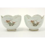 pair of antique Chinese flowershaped cups in porcelain with polychrome decor||Paar antieke Chinese