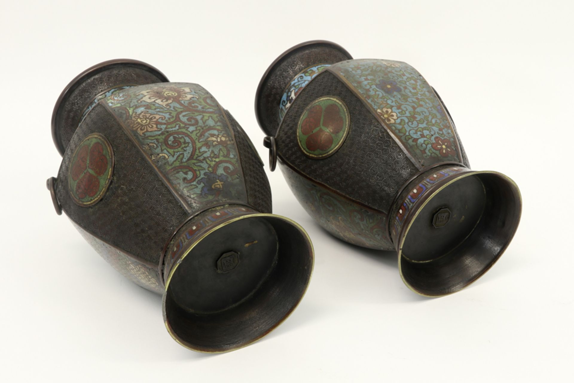 pair of antique Japanese vases in marked bronze with cloisonné||Paar antieke Japanse vazen in - Image 4 of 5