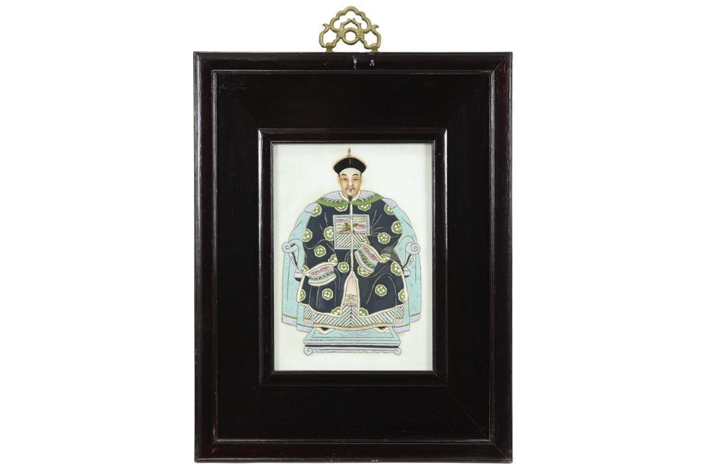 pendant of two Chinese family portraits painted on porcelain - framed||Pendant Chinese schilderingen - Image 2 of 3