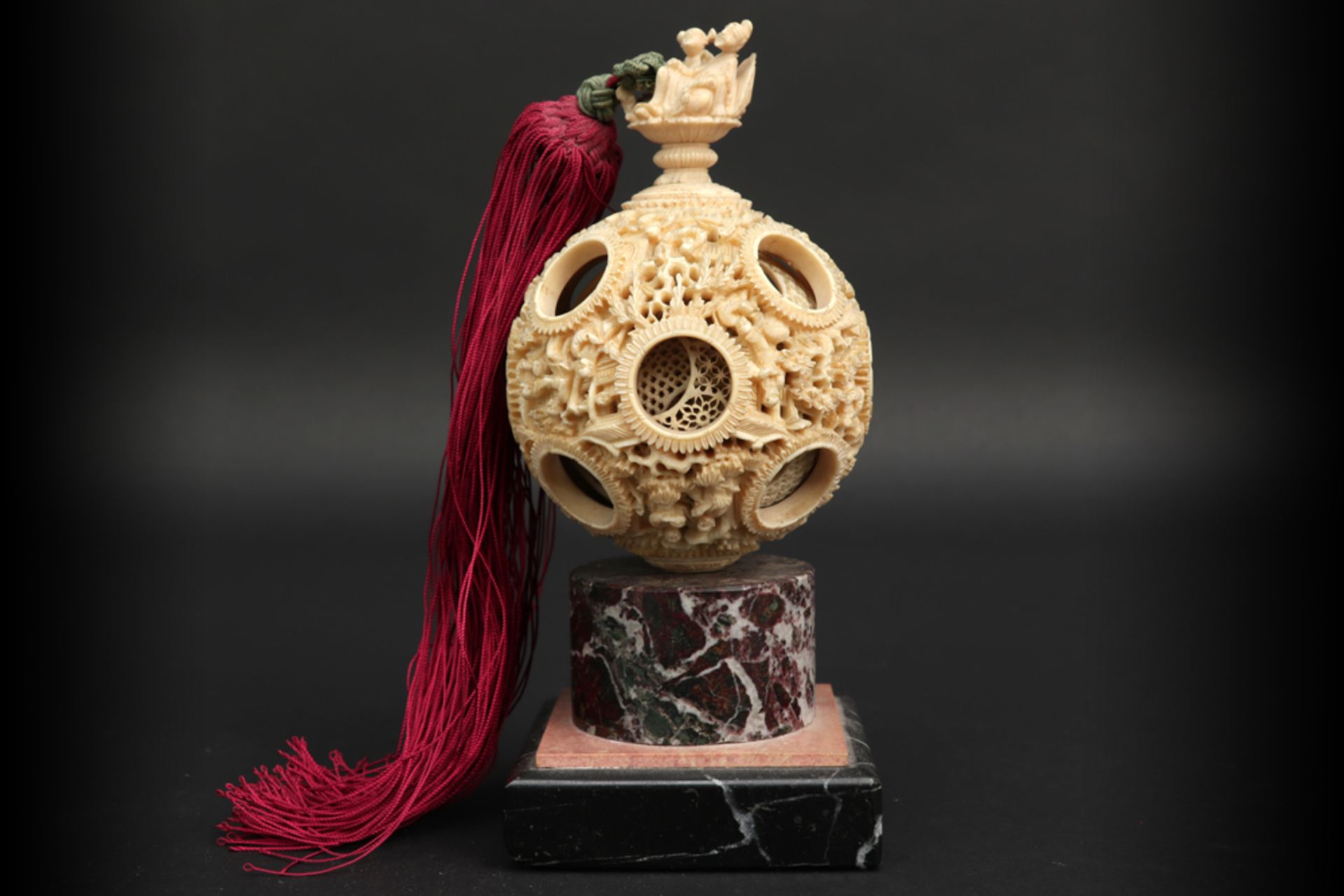 antique Chinese ivory "Cantonese ball" - on a marble base||Antieke Chinese "boulle de Canton" in