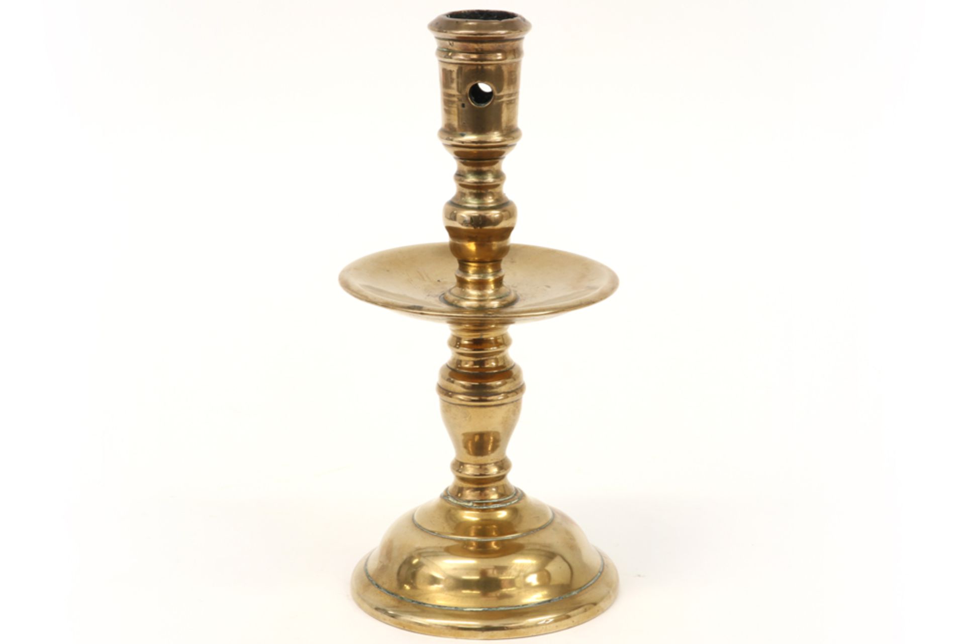 17th Cent. candlestick in bronze||Zeventiende eeuwse kandelaar met schijfvormige druipschaal in - Image 2 of 4