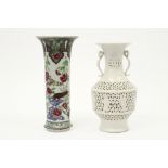 two vases amongst which one in porcelain with a 'Famille Rose' decor||Lot van twee vazen : één in "