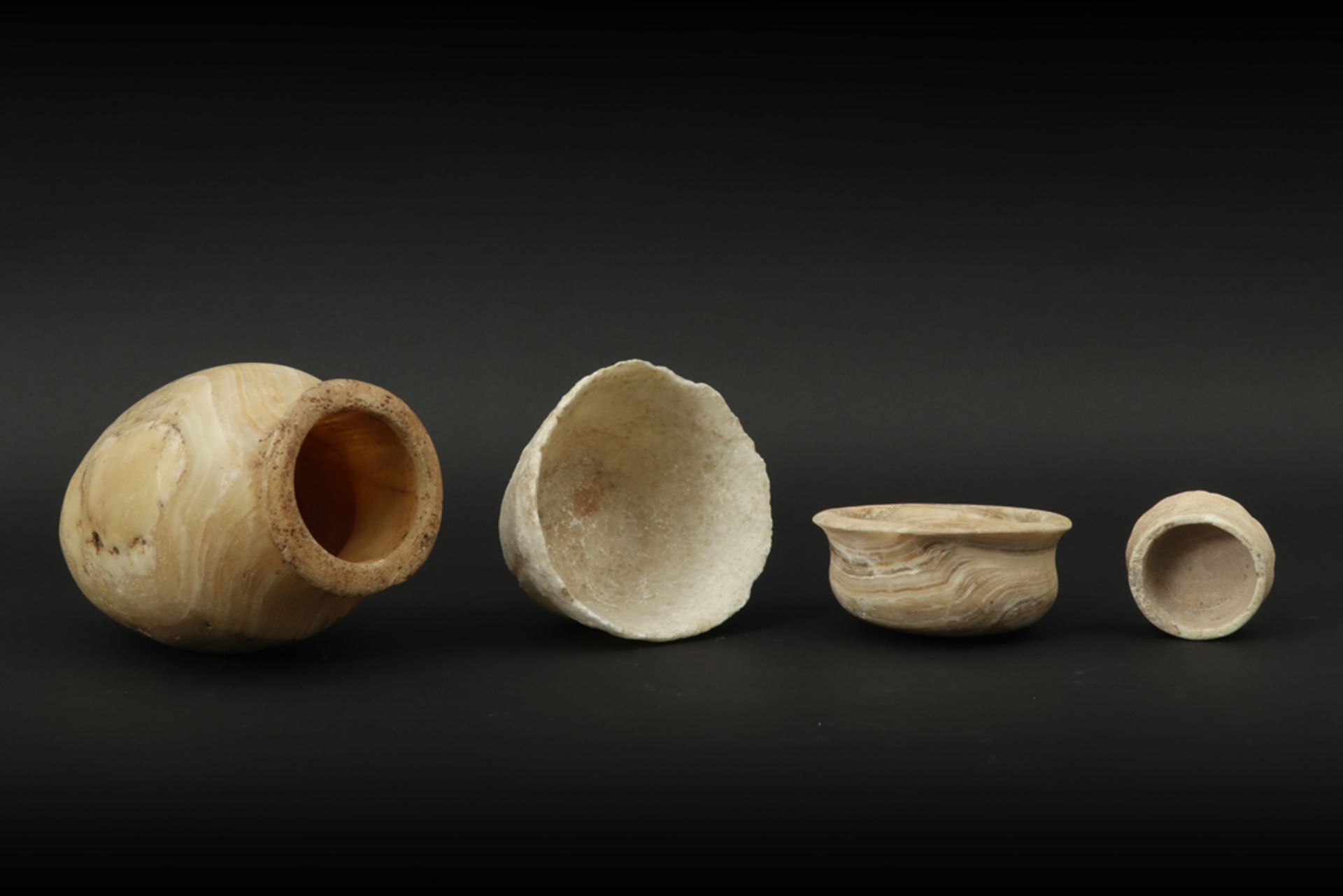 4 Bactrian alabaster vessels||BACTRIË - 2000 tot 800 BC lot van vier stuks vaatwerk in albast - - Image 2 of 2