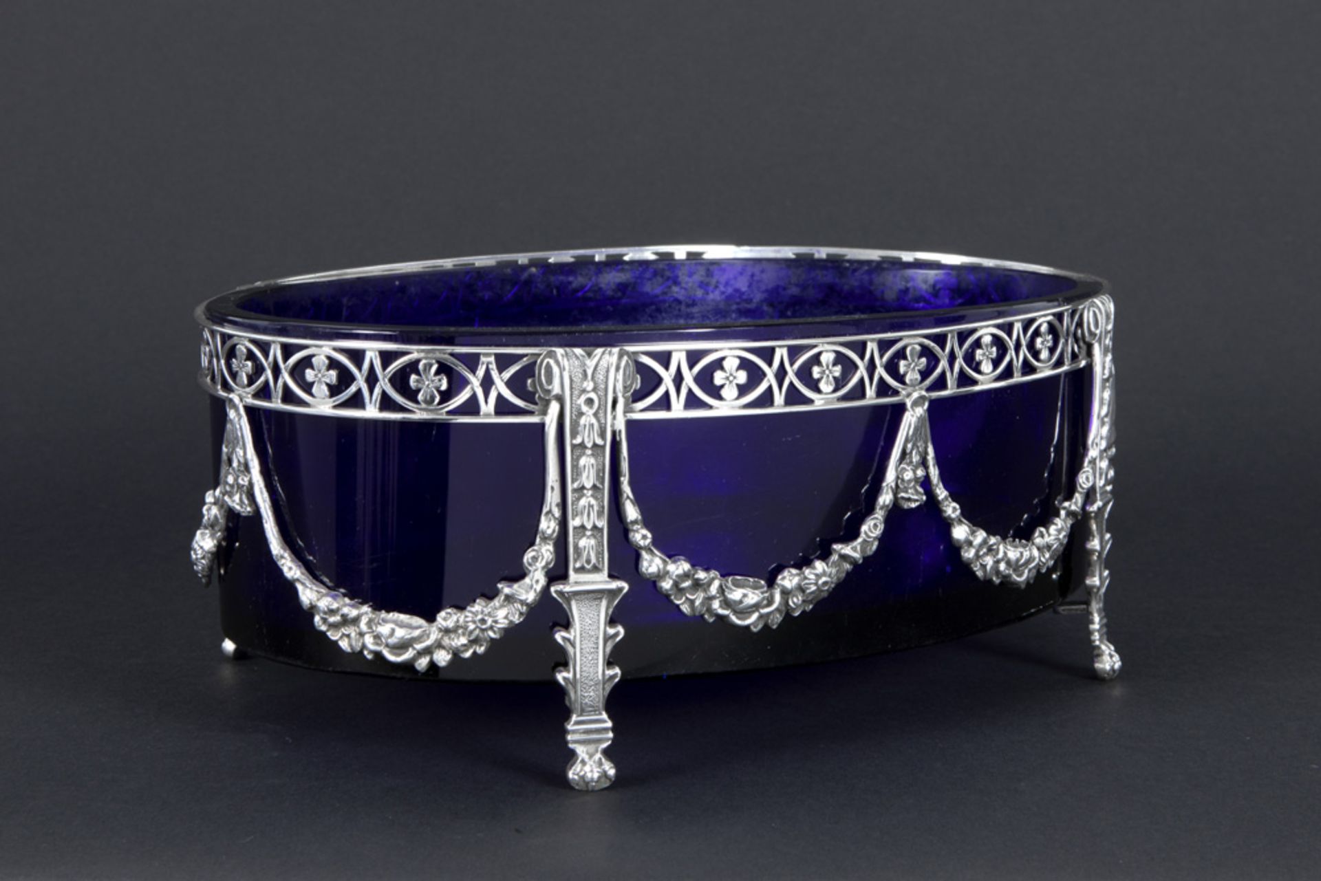 Dutch neoclassical oval centerpiece in blue glass with a mounting in marked silver||ZAANLANDSE - Image 2 of 4