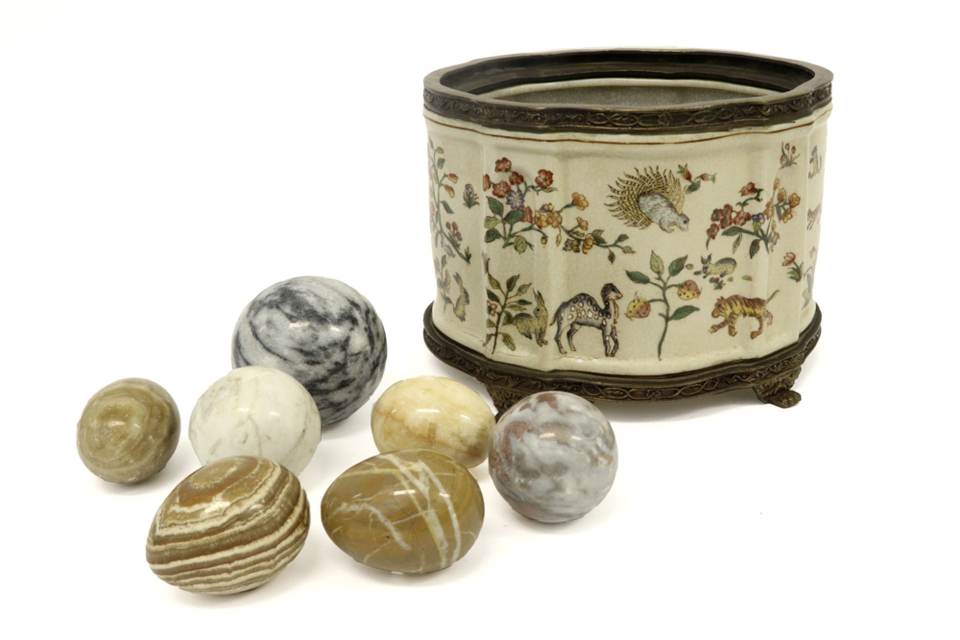 jardinier in porcelain and bronze and 7 marble balls||Jardienière in porselein en brons (18 cm hoog) - Bild 2 aus 3