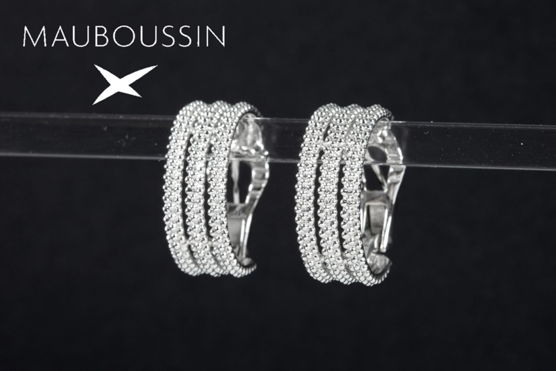 pair of Mauboussin marked earrings in white gold (18 carat) - with their box||MAUBOUSSIN paar