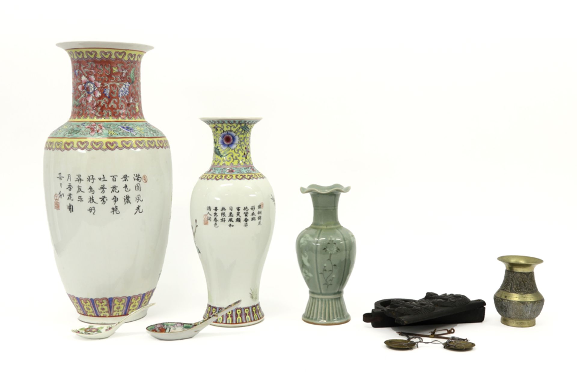 several items in Chinese porcelain amongst which two vases from the Republic period||Lot met Chinees - Bild 2 aus 2