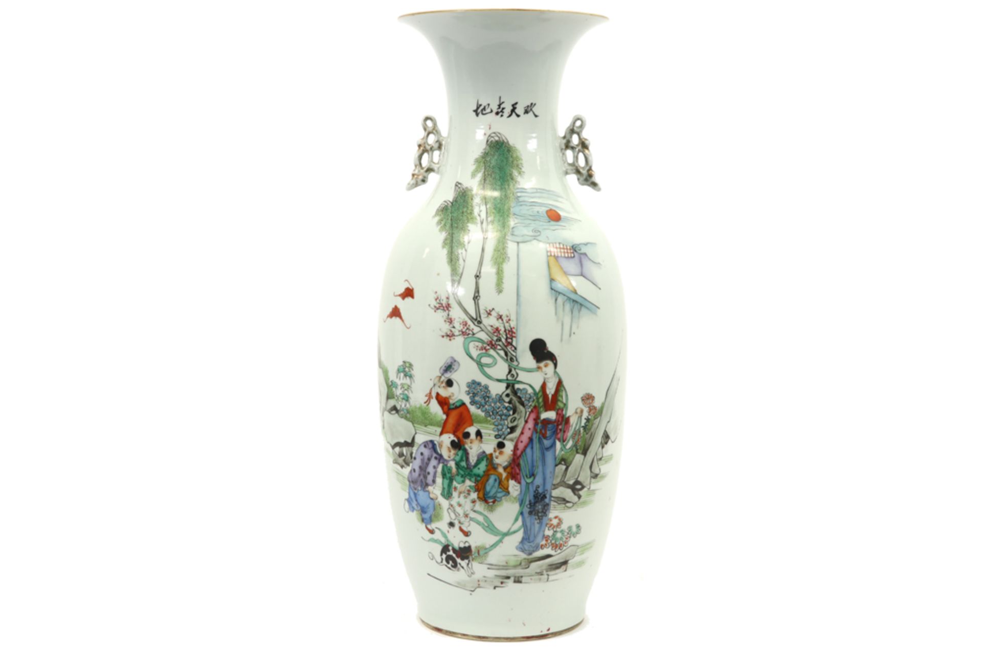 Chinese vase in porcelain with a polychrome decor with lady and children playing with a dog||Chinese