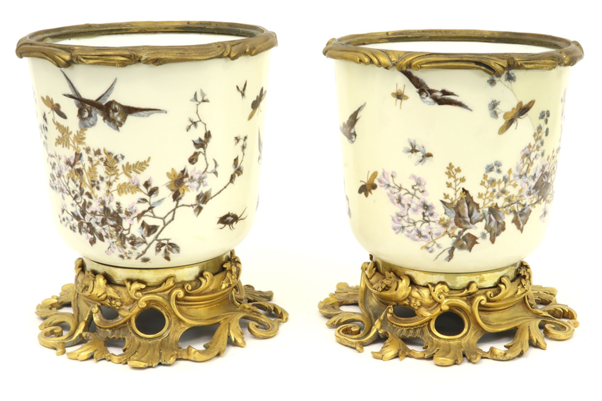 pair of 19th Cent. jardiniers in porcelain from Paris with a gilded bronze mounting||Paar - Bild 2 aus 3