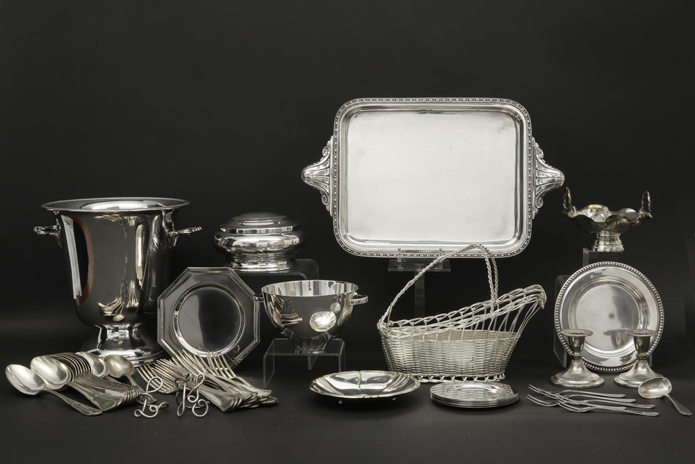 several silverplated items amongst which a nice Art Deco (dinner)-tray||Lot verzilverd metaal met