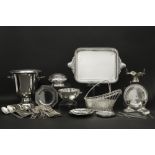 several silverplated items amongst which a nice Art Deco (dinner)-tray||Lot verzilverd metaal met