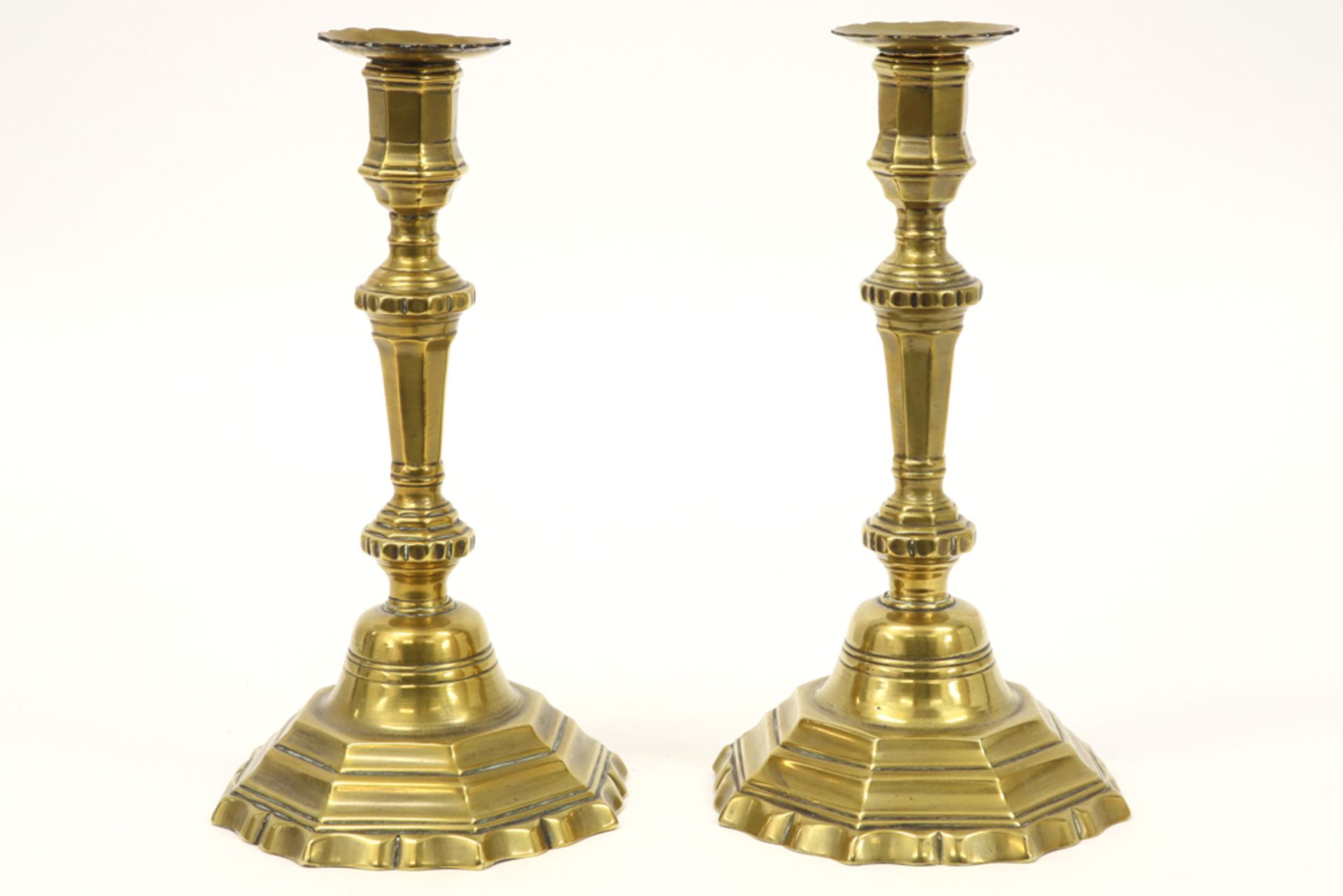 pair of Louis XIV style candlesticks from about 1700 in brass||Paar Lodewijk XIV-kandelaars van