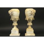 pair of alabaster urns||Paar urnes op voet in albast - hoogte : ca 43 cm