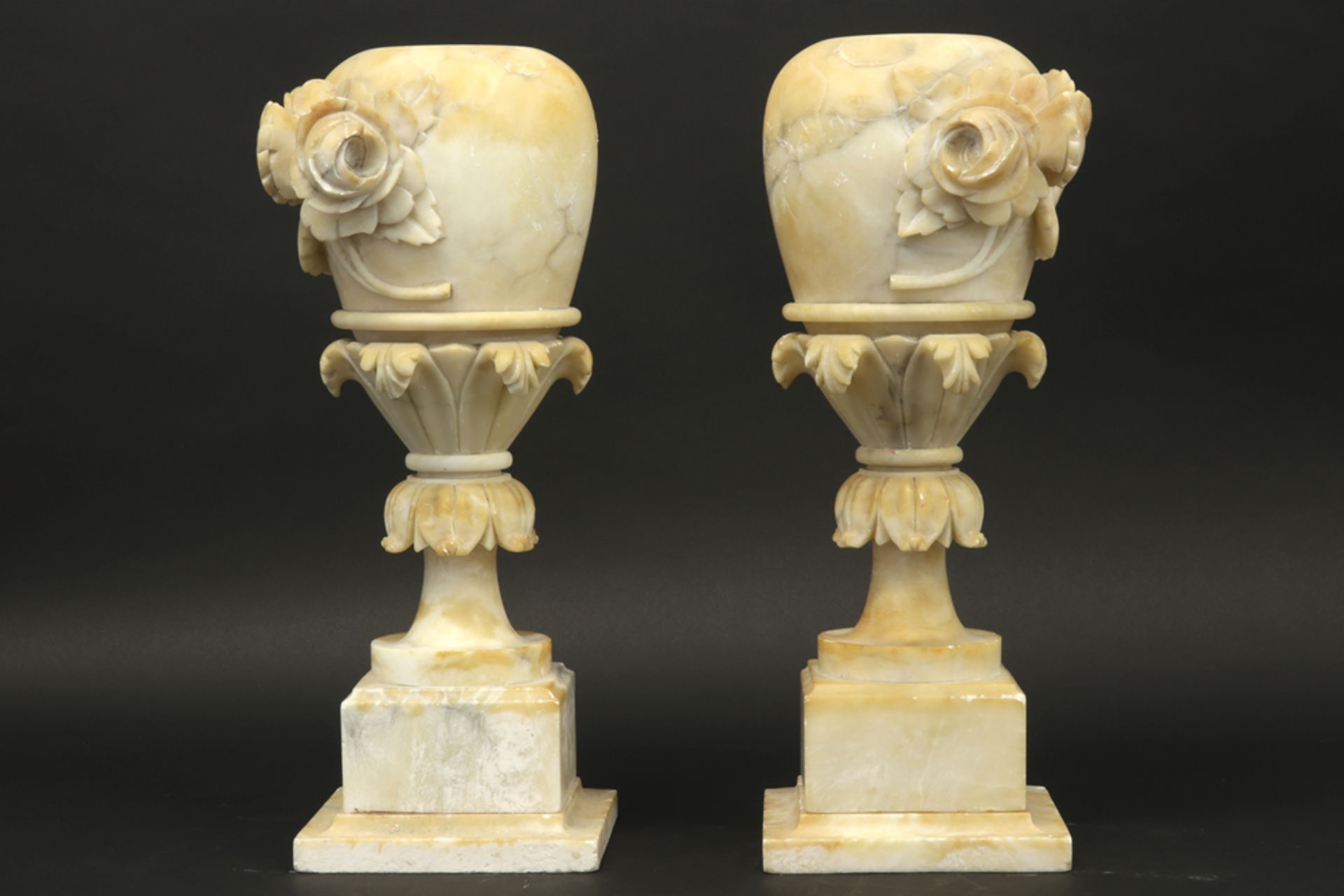 pair of alabaster urns||Paar urnes op voet in albast - hoogte : ca 43 cm