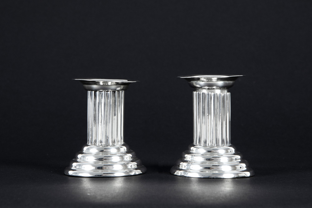 pair of small neoclassical candlesticks in marked silver||Paar neoclassicistische kandelaartjes in - Bild 2 aus 4