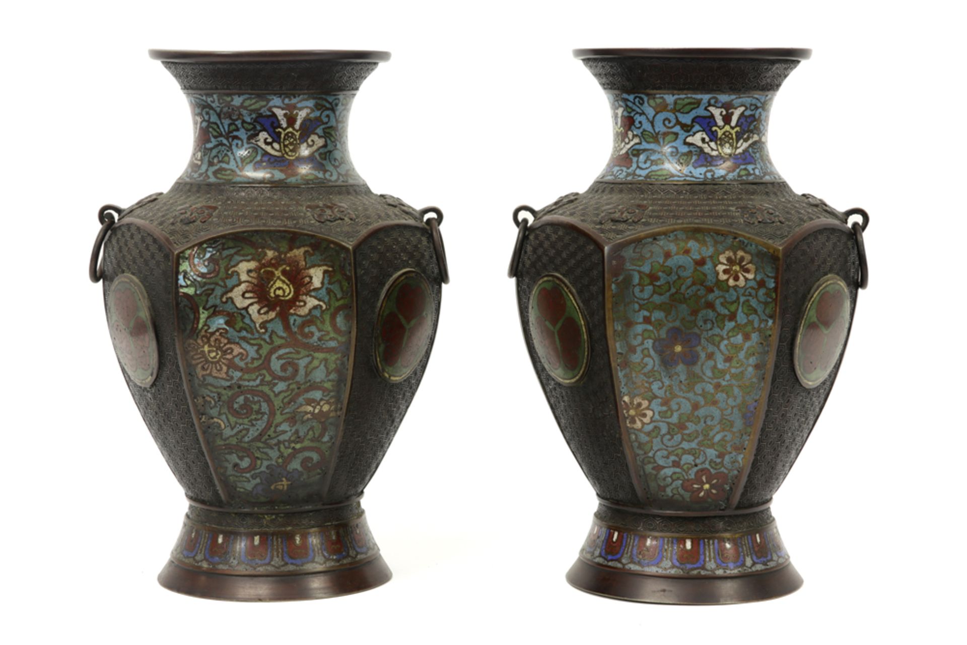 pair of antique Japanese vases in marked bronze with cloisonné||Paar antieke Japanse vazen in