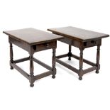 pair of small oak occasional tables||Paar eiken bijzettafeltjes