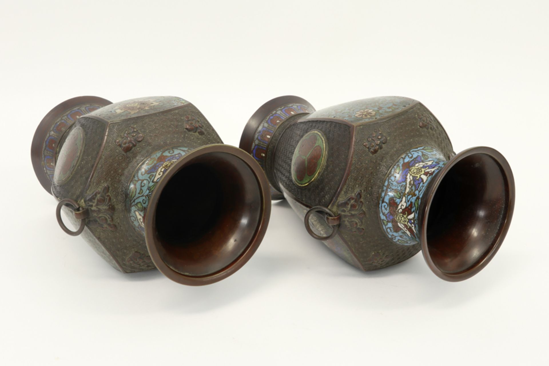 pair of antique Japanese vases in marked bronze with cloisonné||Paar antieke Japanse vazen in - Image 3 of 5