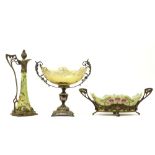 two centerpieces and a decanter||Lot (3) met twee milieus de table en een karaf